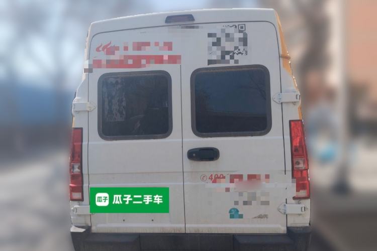 Used Iveco Daily 2023 2.5T A35M1 Short Wheelbase Low-Roof Single-Tire Side-Sliding Door 5-9 Seater
