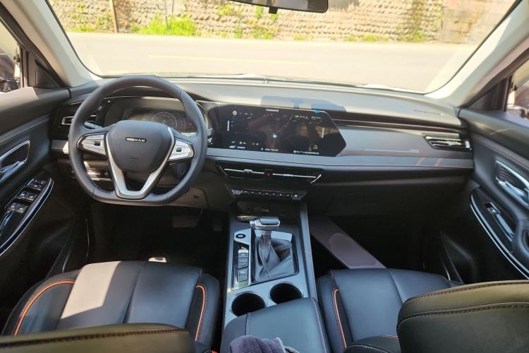 Used CHANGAN OSHAN X7 PLUS 2022 1.5T Blue Whale Edition Automatic Prestige 7-Seater Center Console