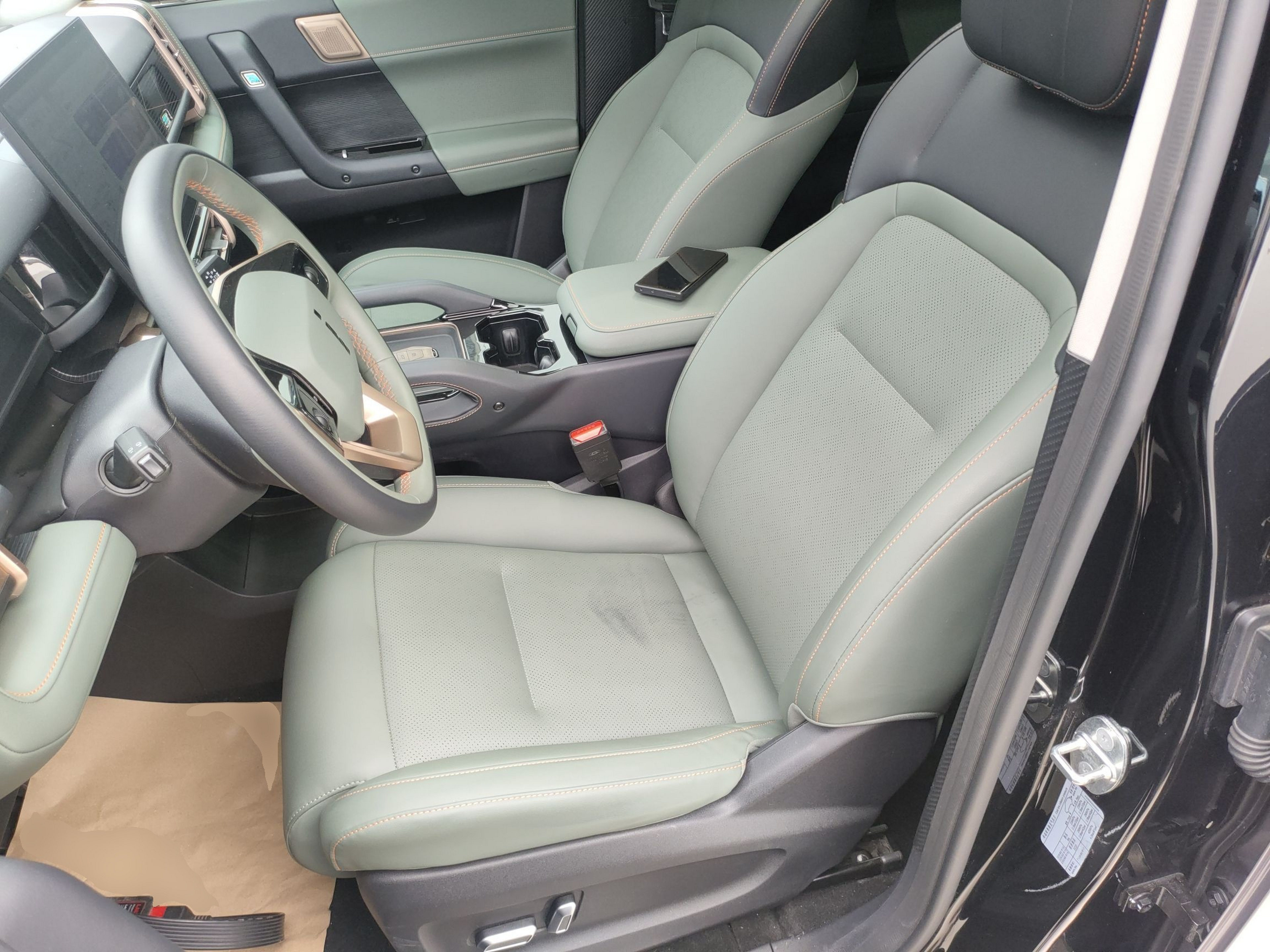 المقاعد الأمامية داخل السيارة