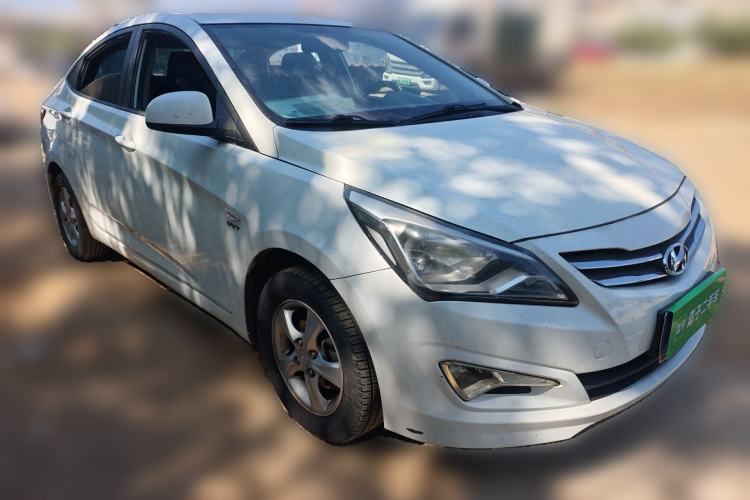 Used Hyundai Verna (older generation) 2016 1.4L Manual Smart GLS Trim Front Right 45 Deg