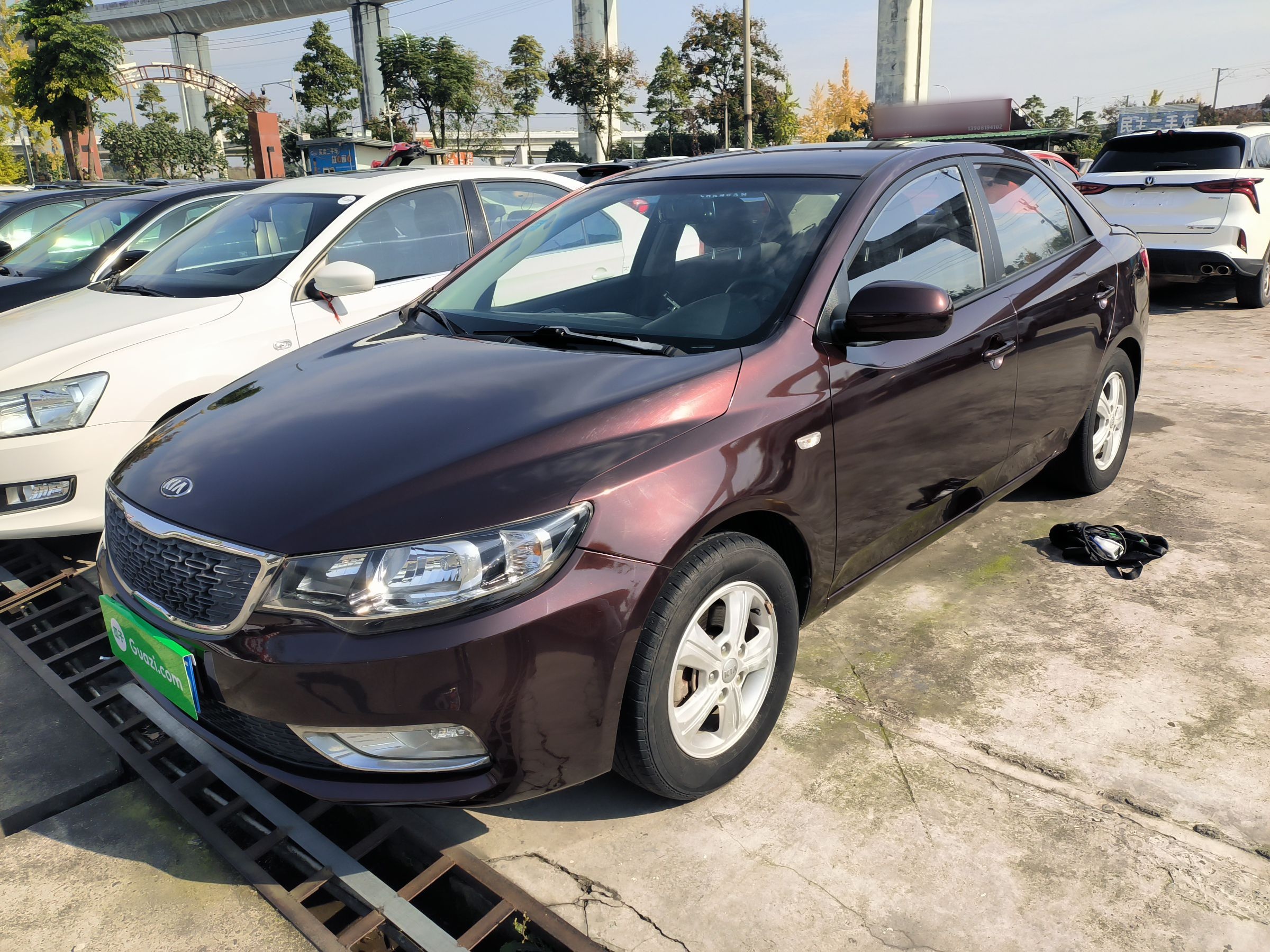 Под передней частью автомобиля