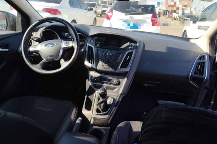 Used Ford Focus 2012 Sedan 1.6L Manual Fashion Edition Center Console