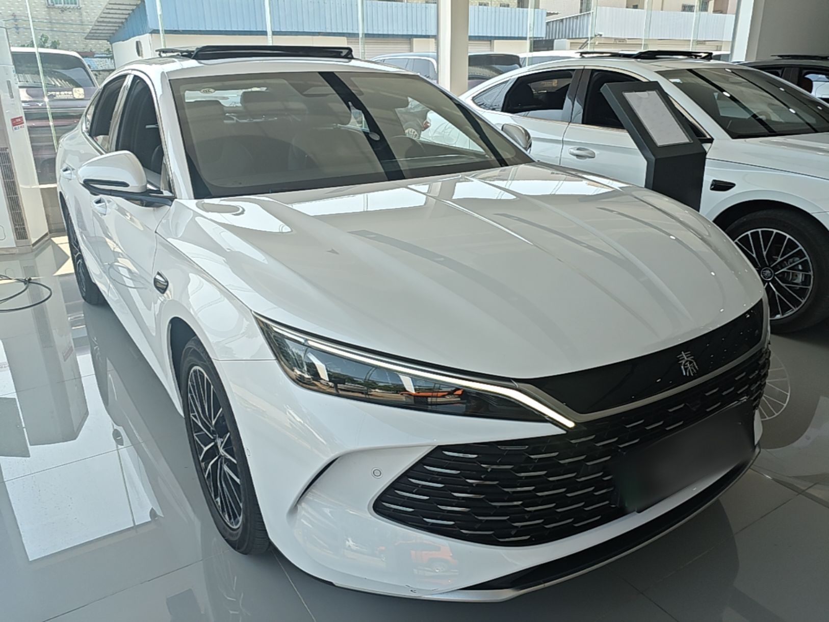 BYD Qin L 2025 DM-i Smart Drive 120KM Excellence Model — снимка 12