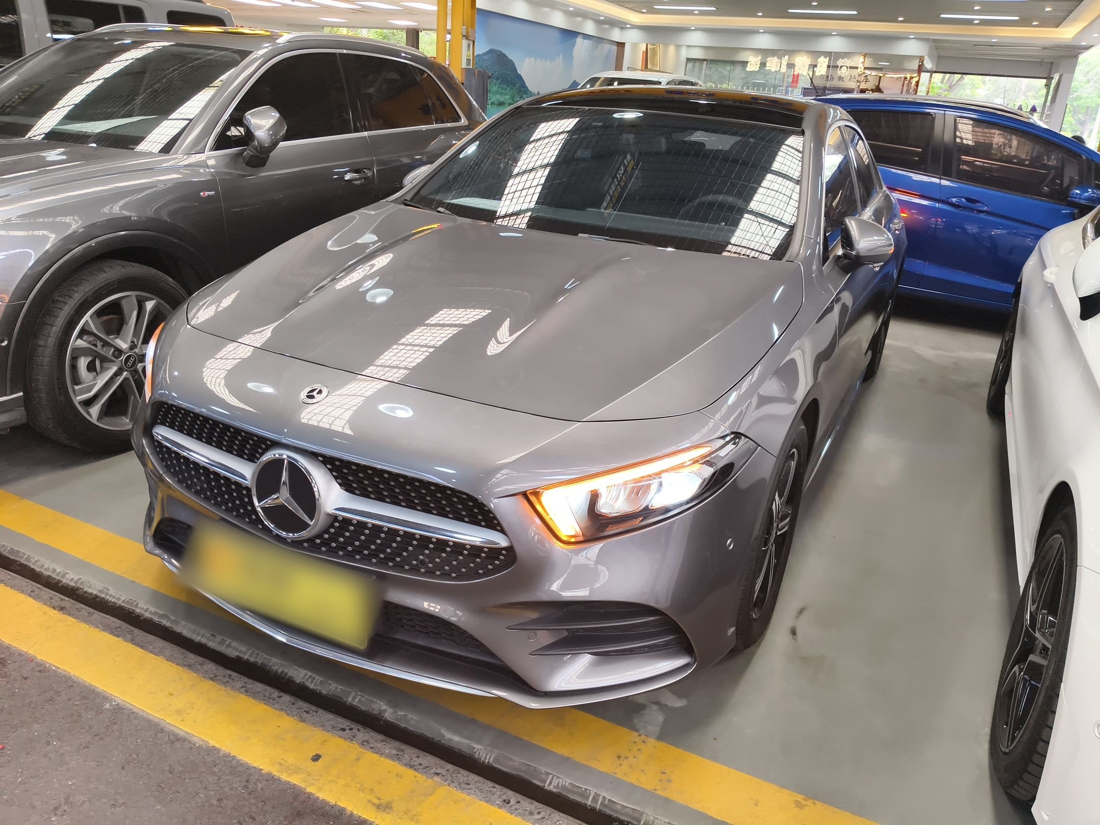 تحت مقدمة السيارة