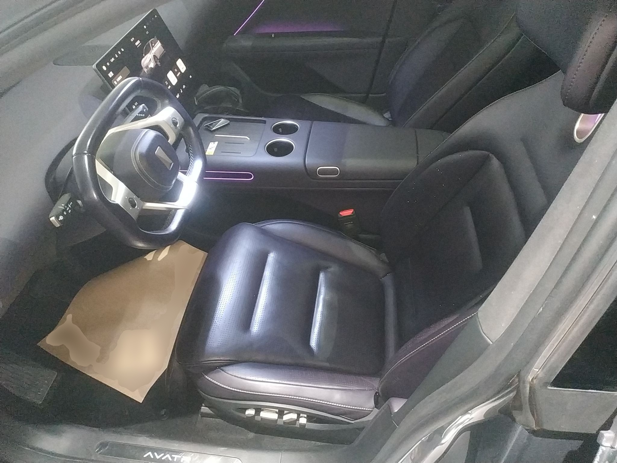 المقاعد الأمامية داخل السيارة