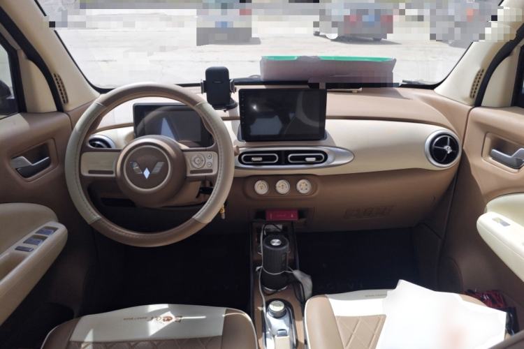 Used Wuling Hongguang MINIEV 2025 Four-Door Version Advanced Edition Center Console