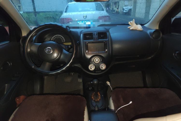 Used Nissan Sunny 2011 1.5XE CVT Comfort Edition Center Console