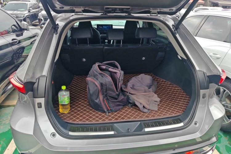 Used Toyota Venza 2023 2.0L CVT Two-Wheel Drive Prestige Version Trunk