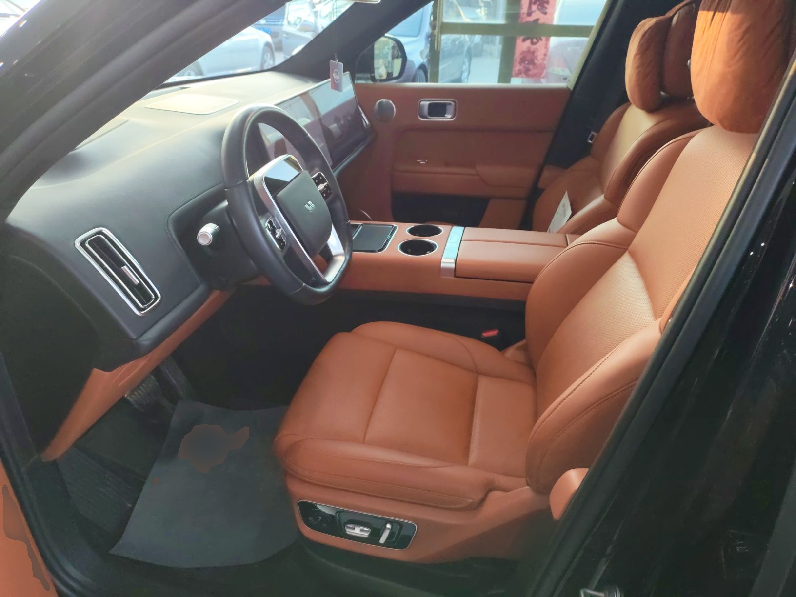 المقاعد الأمامية داخل السيارة