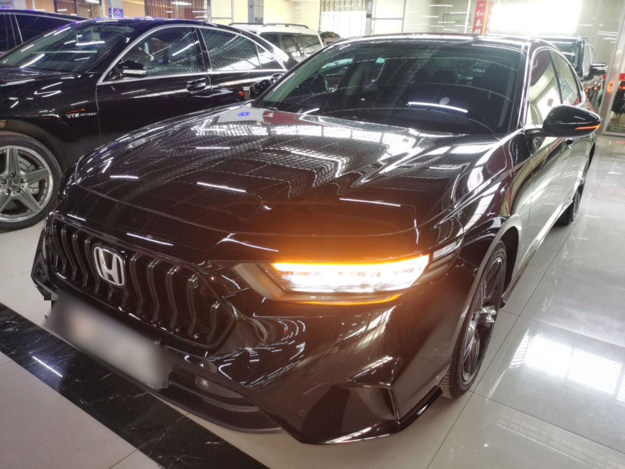 تحت مقدمة السيارة