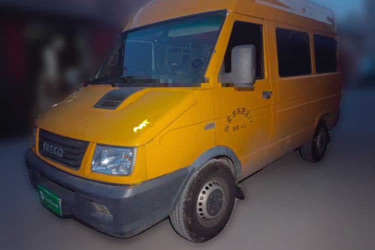 Used Iveco Daily 2020 2.5T A35 Passenger Van Single-Tire Mid-Roof Design 5-9 Seats with Sliding Side Door Meeting China V Emission Standards