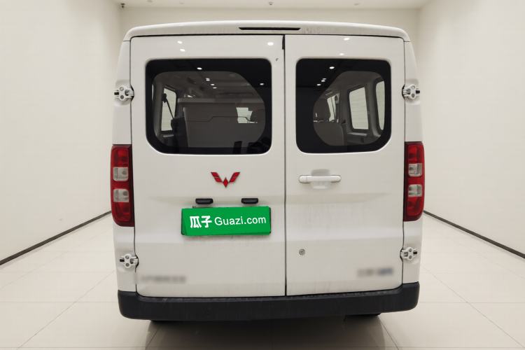 Used Wuling Yangguang 2024 300KM Comfort Version Passenger Van 75kW Exterior 4