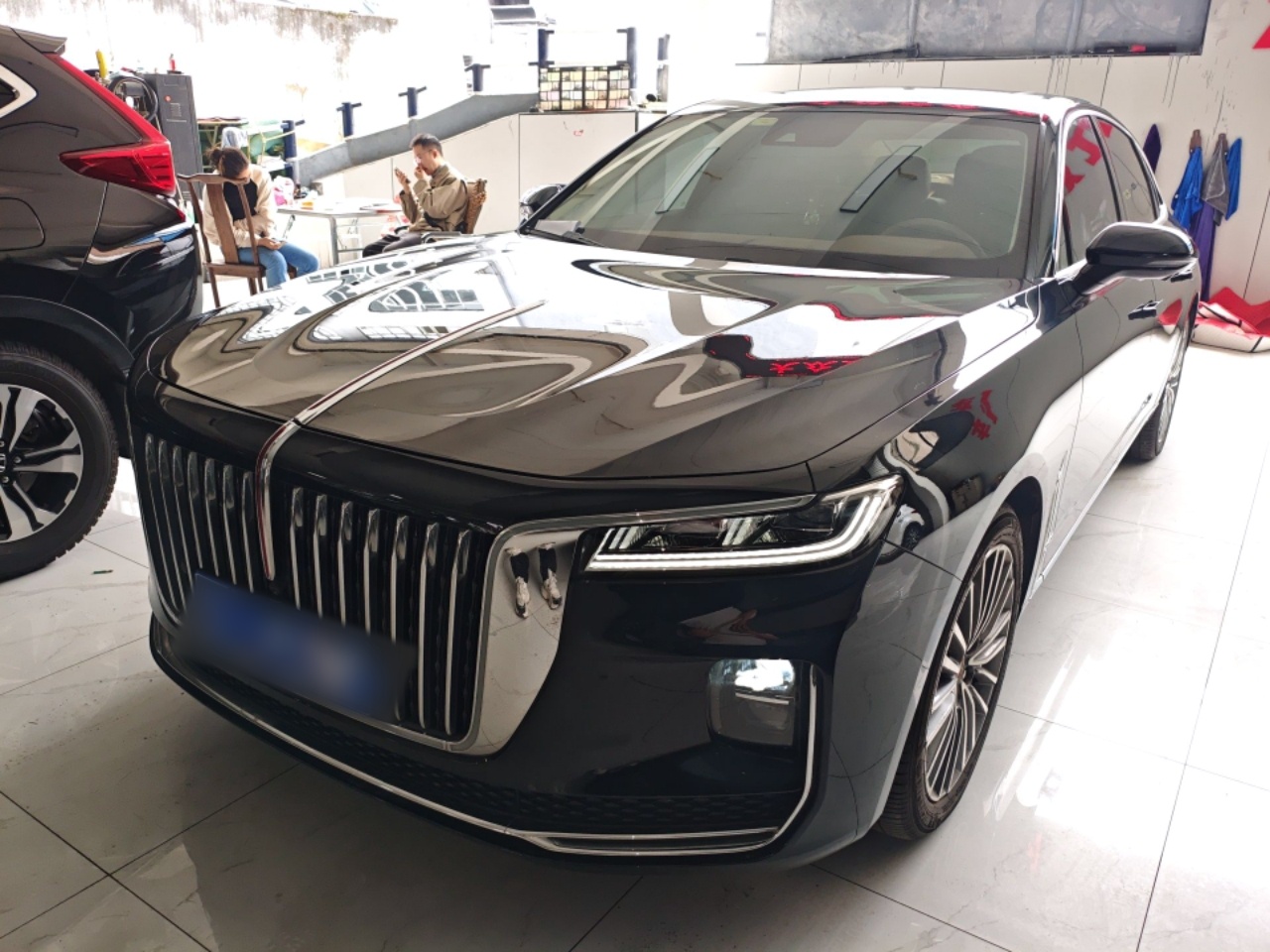 تحت مقدمة السيارة