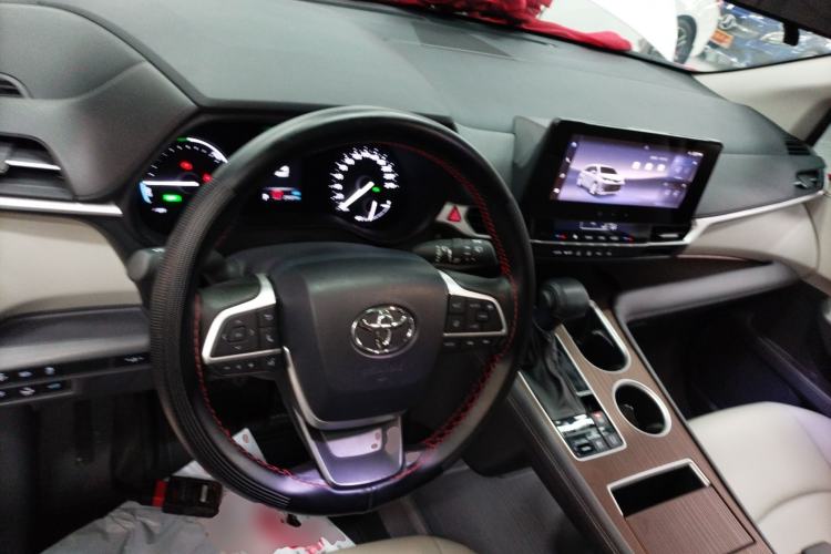 Used Toyota SIENNA 2024 2.5L Hybrid Comfort Edition Center Console
