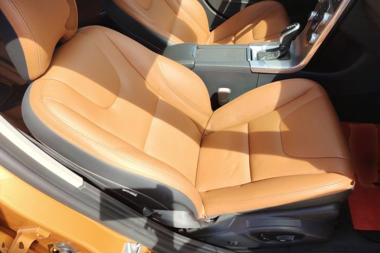 Used Volvo S60 2014 S60L 2.0T Zhiyuan Edition
