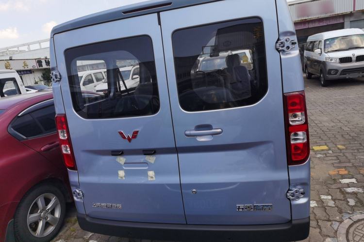 Used Wuling Yangguang 2024 300KM Comfort Version Passenger Van 75kW
