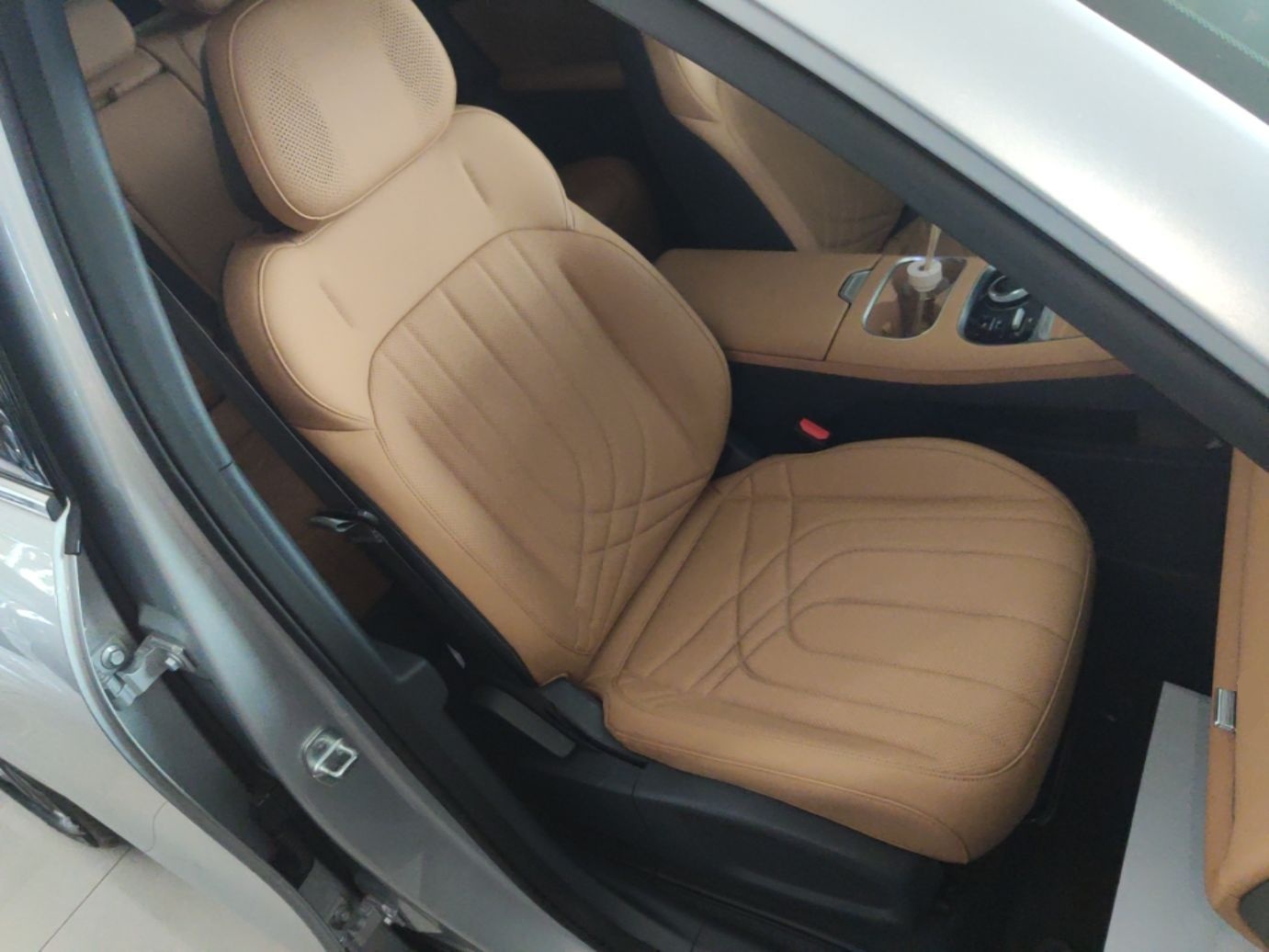 Geely Galaxy Xingjian 7 EM-i 2025 120km Launch+ Version — снимка 19