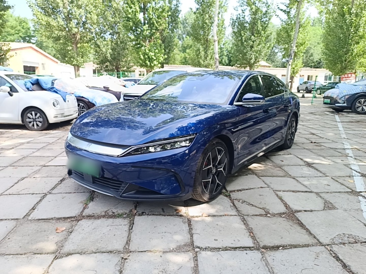 Под передней частью автомобиля