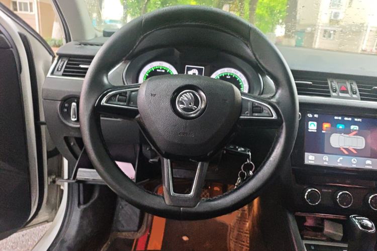 Used Skoda Octavia 2018 1.6L Automatic Luxury Edition Steering Wheel