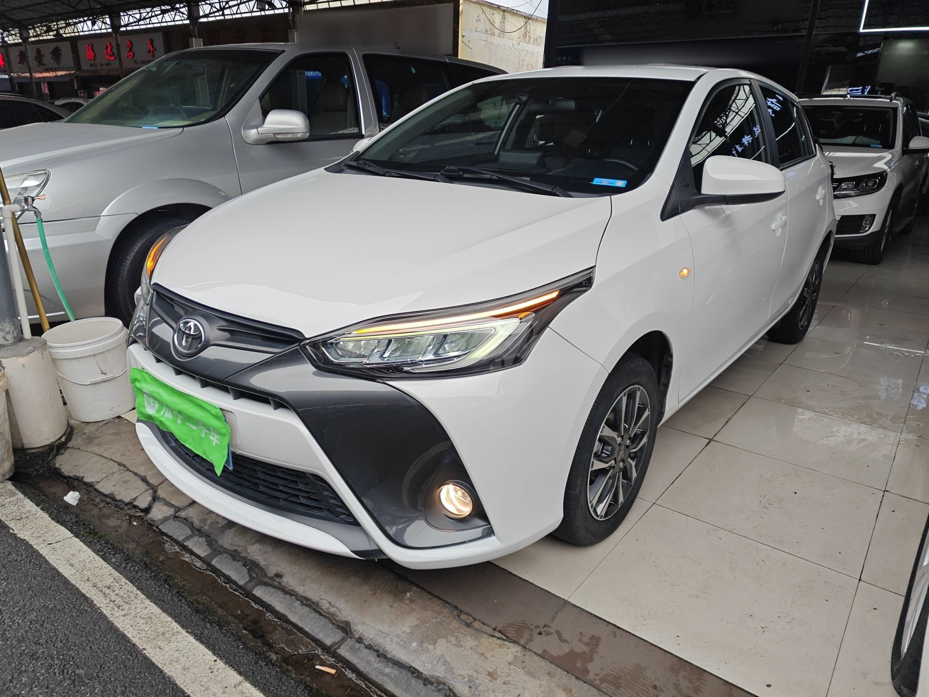 تحت مقدمة السيارة