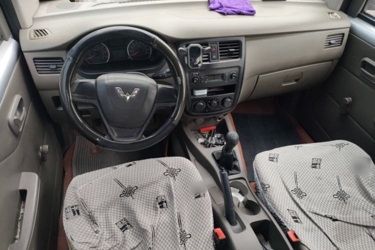 Used Wuling Rongguang V 2018 1.5L Practical Version Center Console