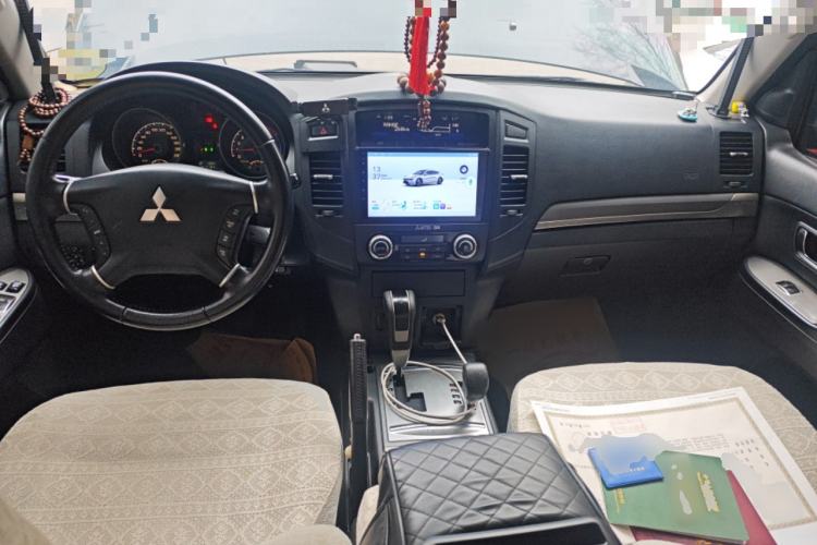 Used Mitsubishi Pajero 2011 3.0L Elite Edition Center Console