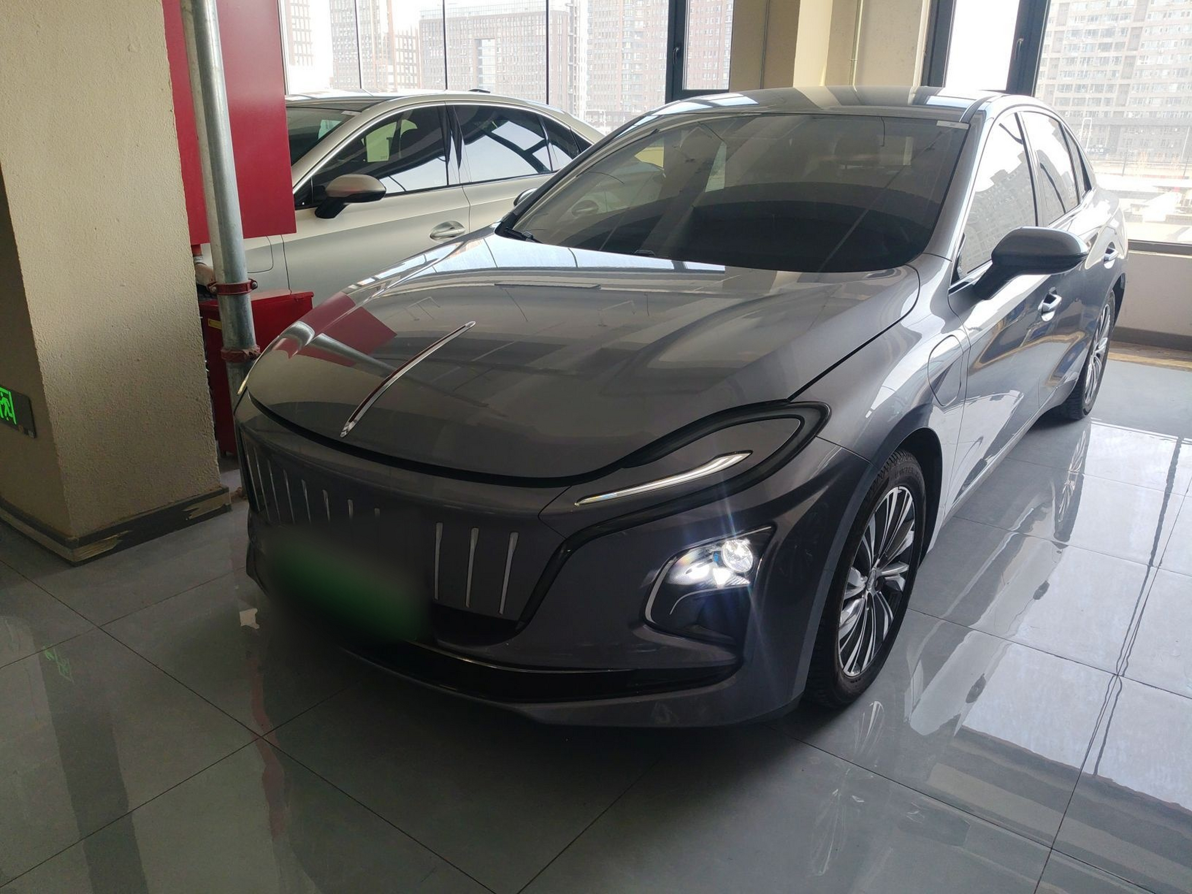 Под передней частью автомобиля