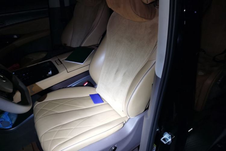 Used Denza D9 2022 DM-i 1040 Prestige Model
