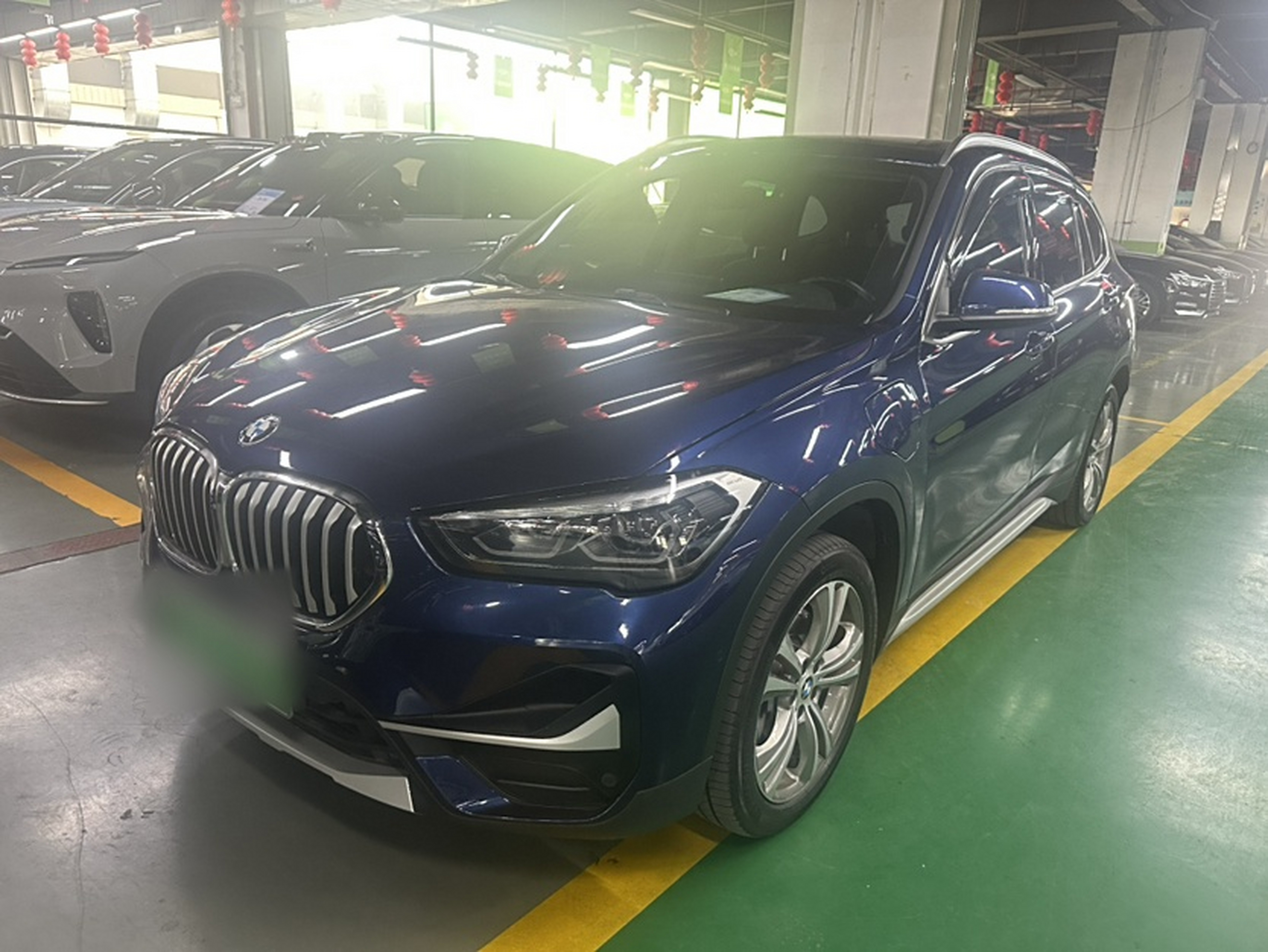 Под передней частью автомобиля