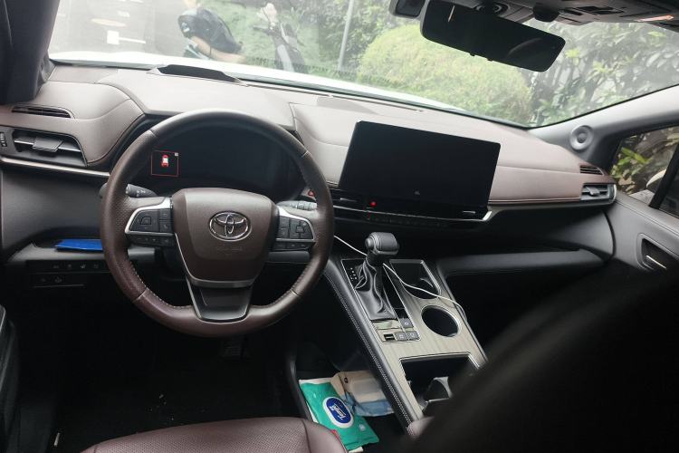 Used Toyota SIENNA 2023 2.5L Hybrid Platinum Edition Center Console