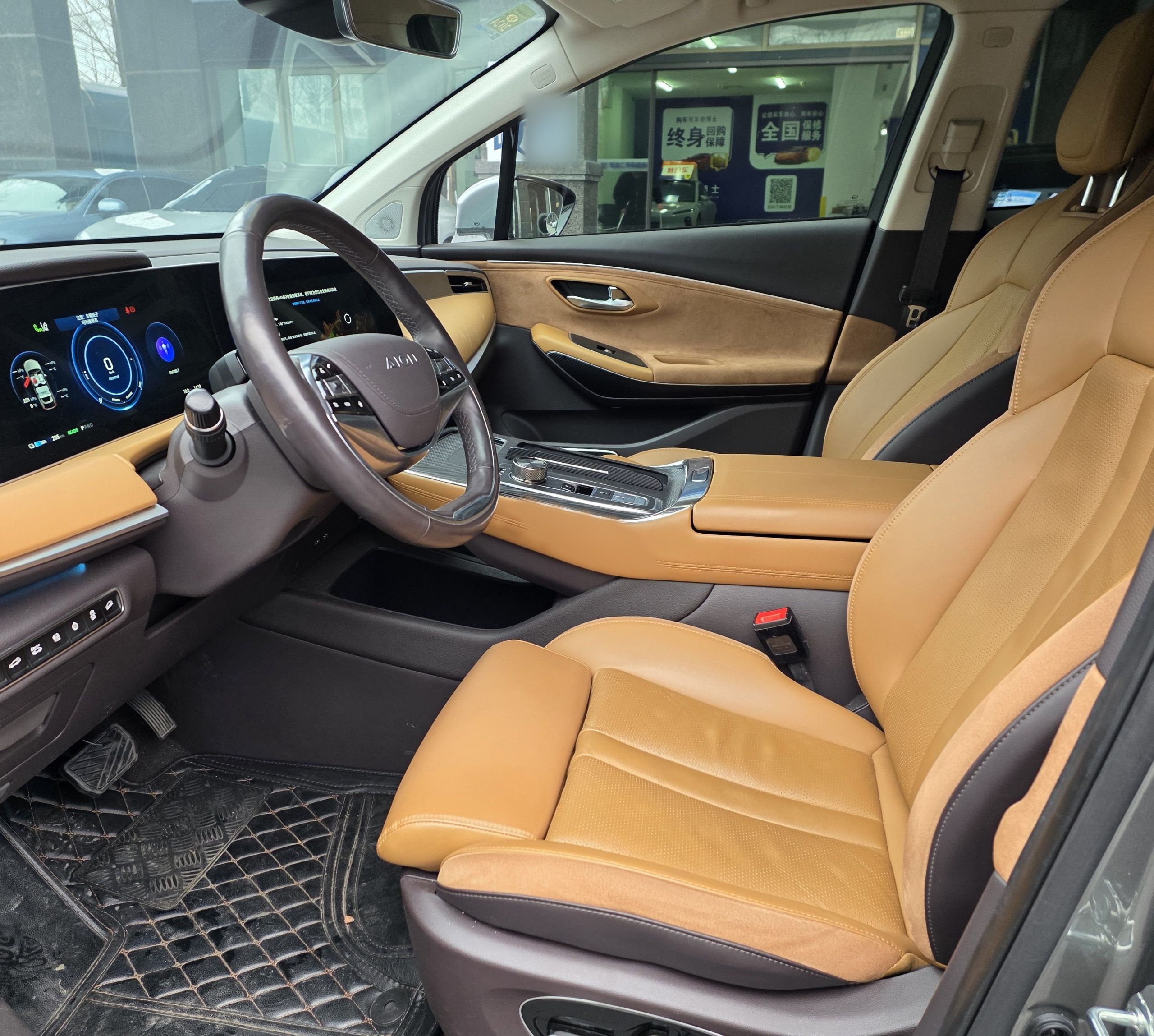 المقاعد الأمامية داخل السيارة