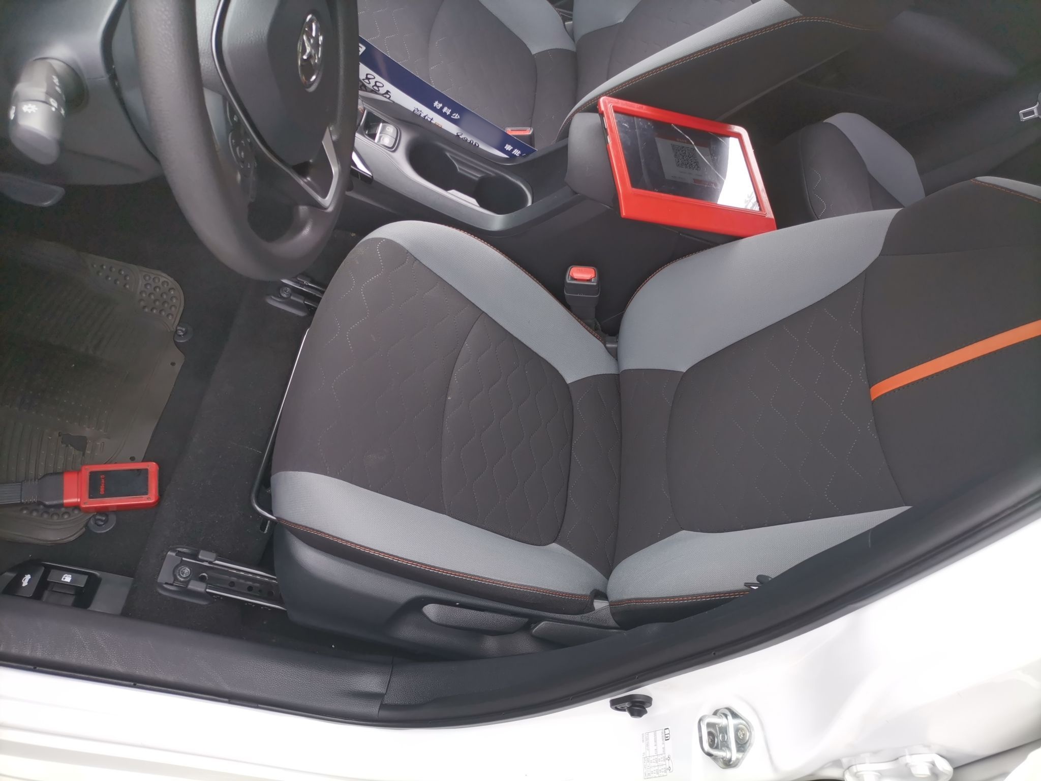 المقاعد الأمامية داخل السيارة