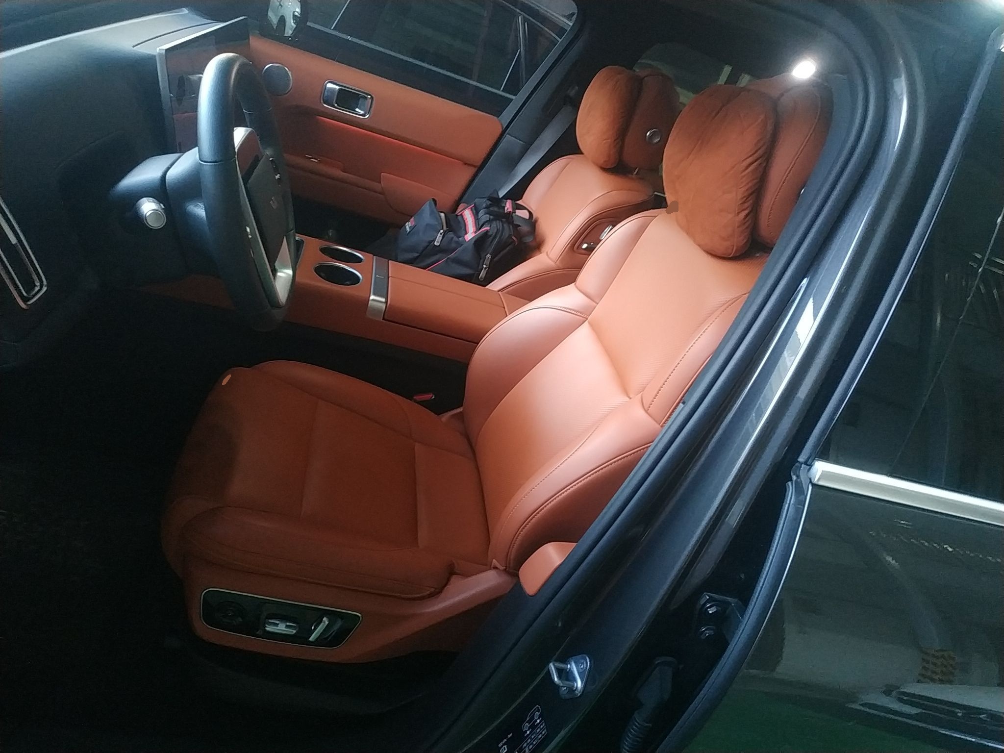 المقاعد الأمامية داخل السيارة