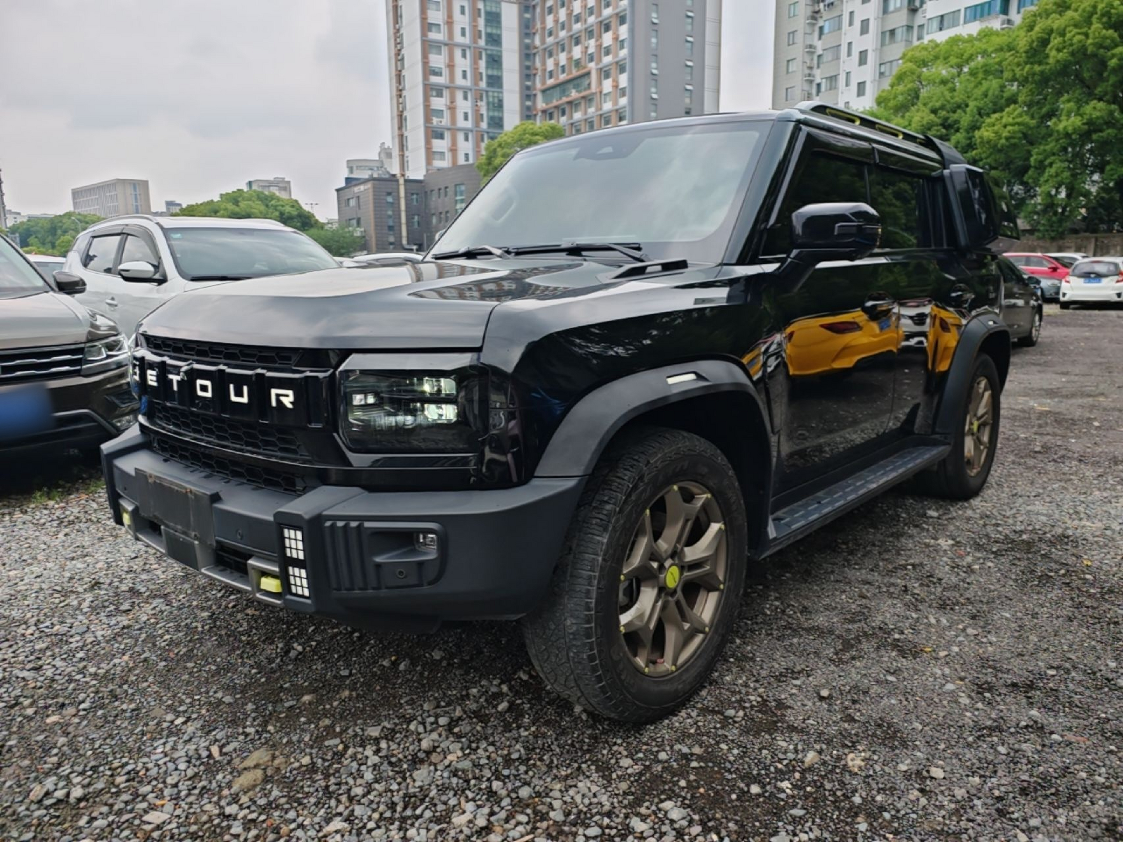 Под передней частью автомобиля
