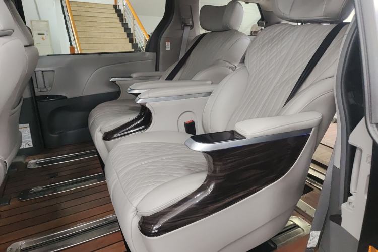 Used Toyota SIENNA 2017 3.5L Four-Wheel Drive LE Trim 7 Seats – U.S. Specification
