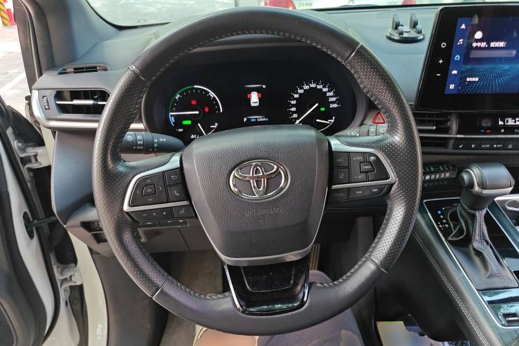 Used Toyota Sienna 2023 2.5L Hybrid Deluxe Edition