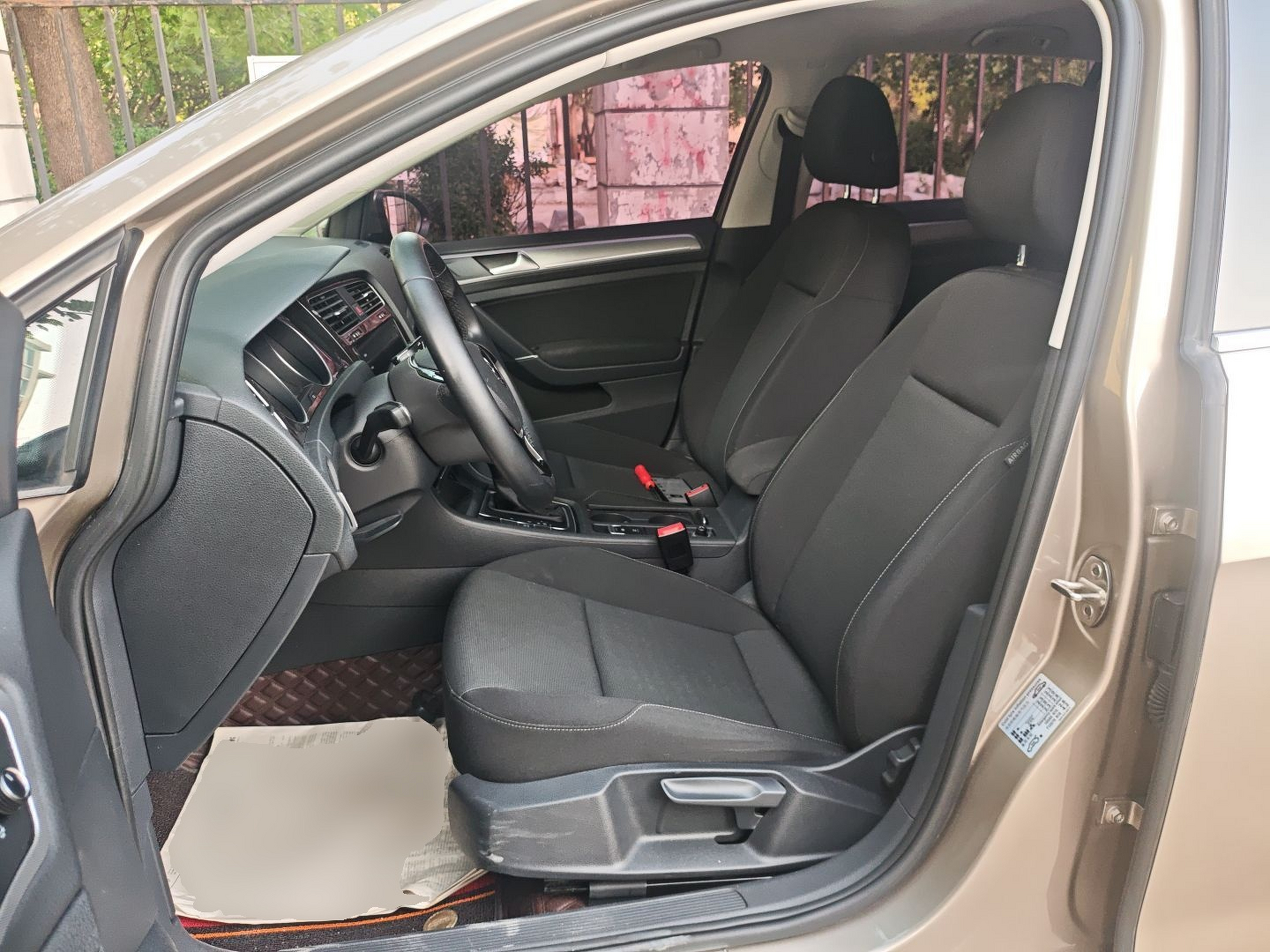 Переднее сиденье в автомобиле