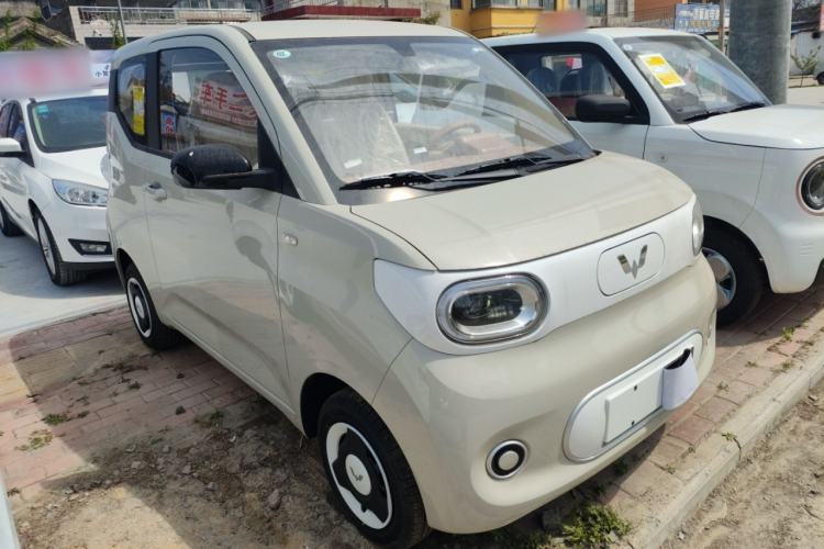 Used Wuling Hongguang MINIEV 2024 3rd Generation 215km Youth Edition Front Right 45 Deg