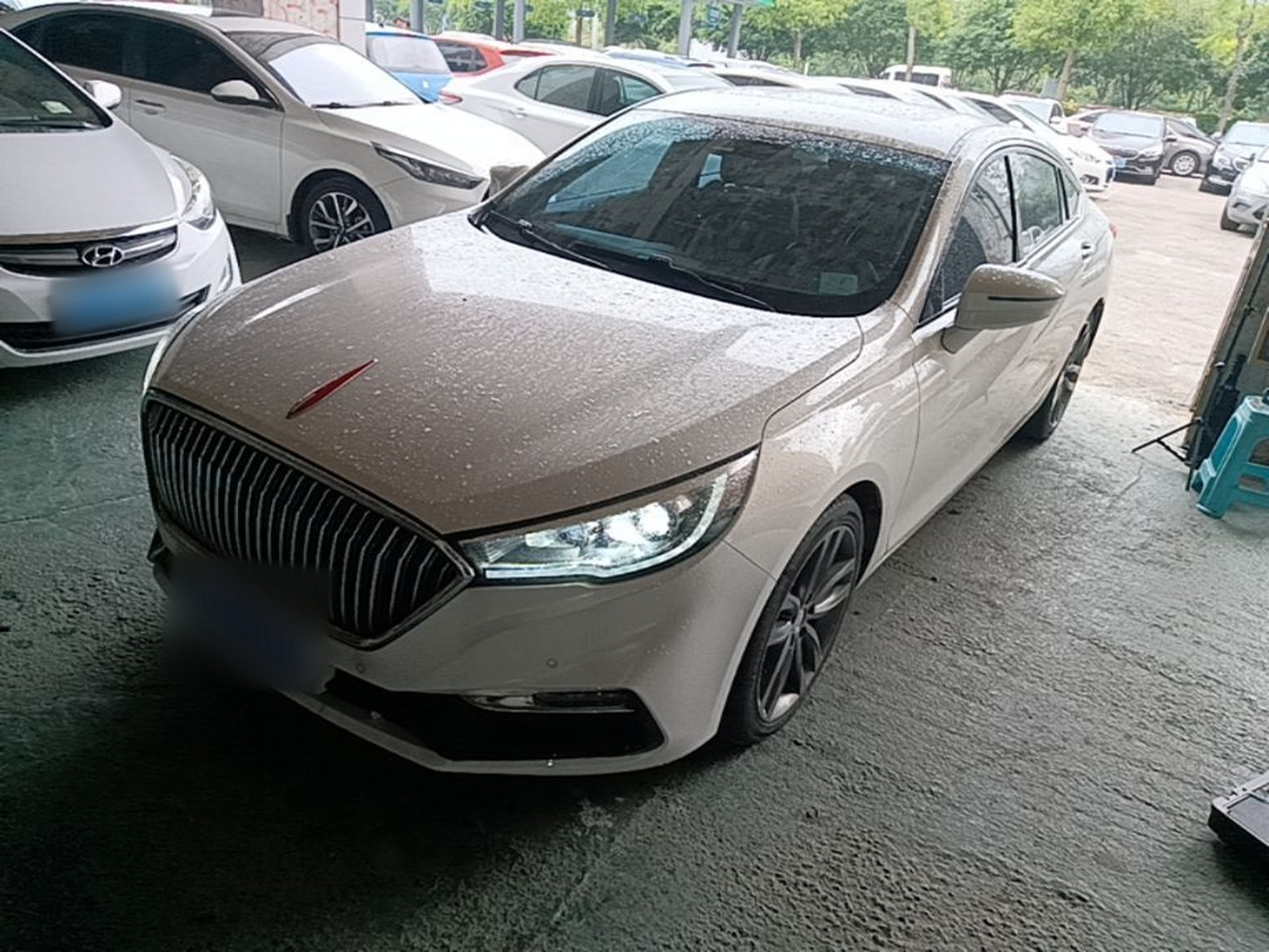 Под передней частью автомобиля