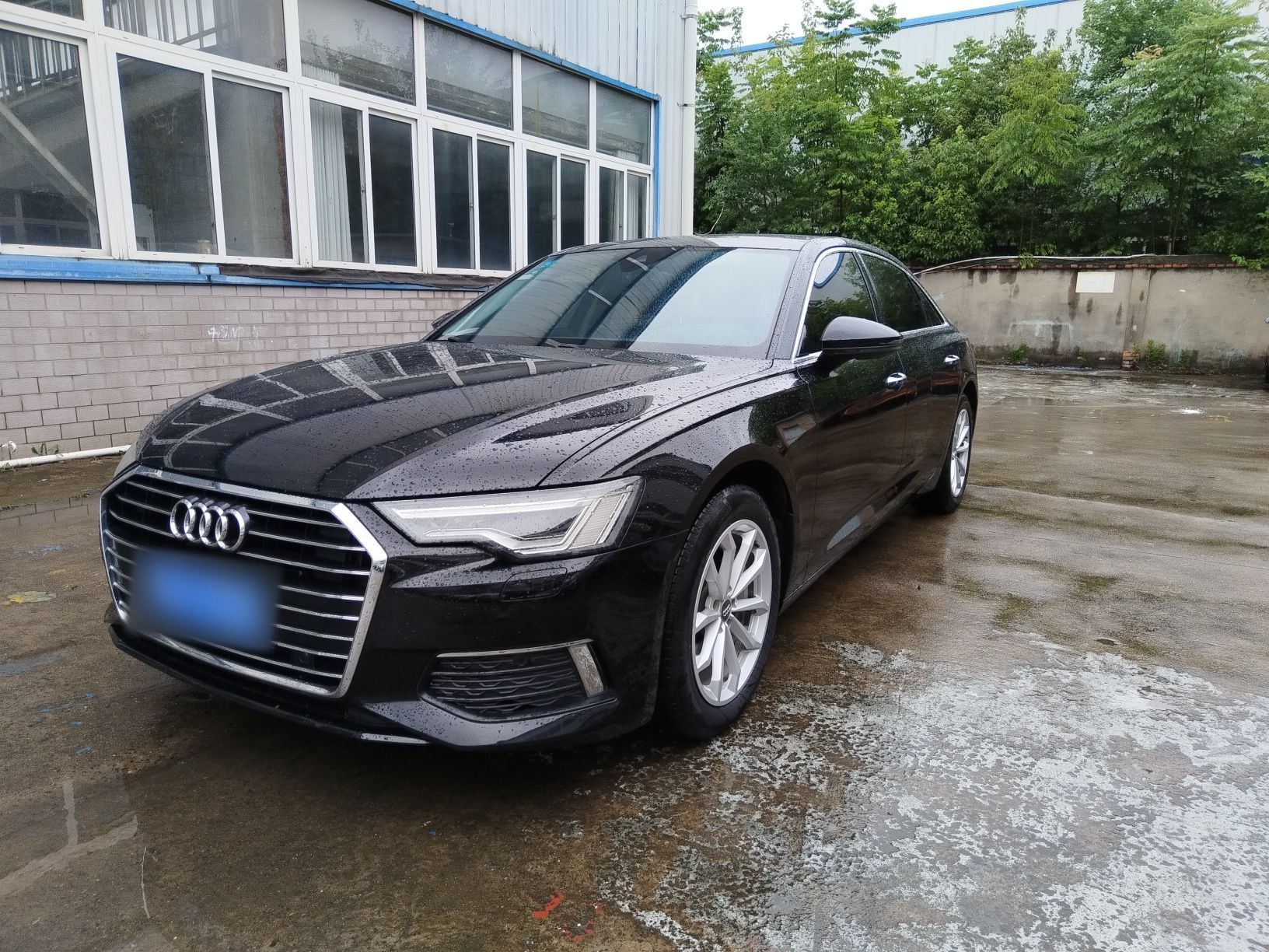Под передней частью автомобиля