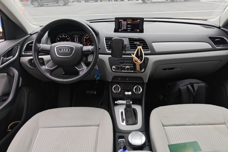 Used Audi Q3 2013 35 TFSI Ambition Edition Center Console