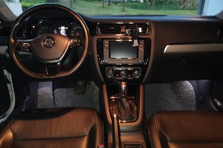 Used Volkswagen Sagitar 2018 280TSI DSG Comfort Model Center Console