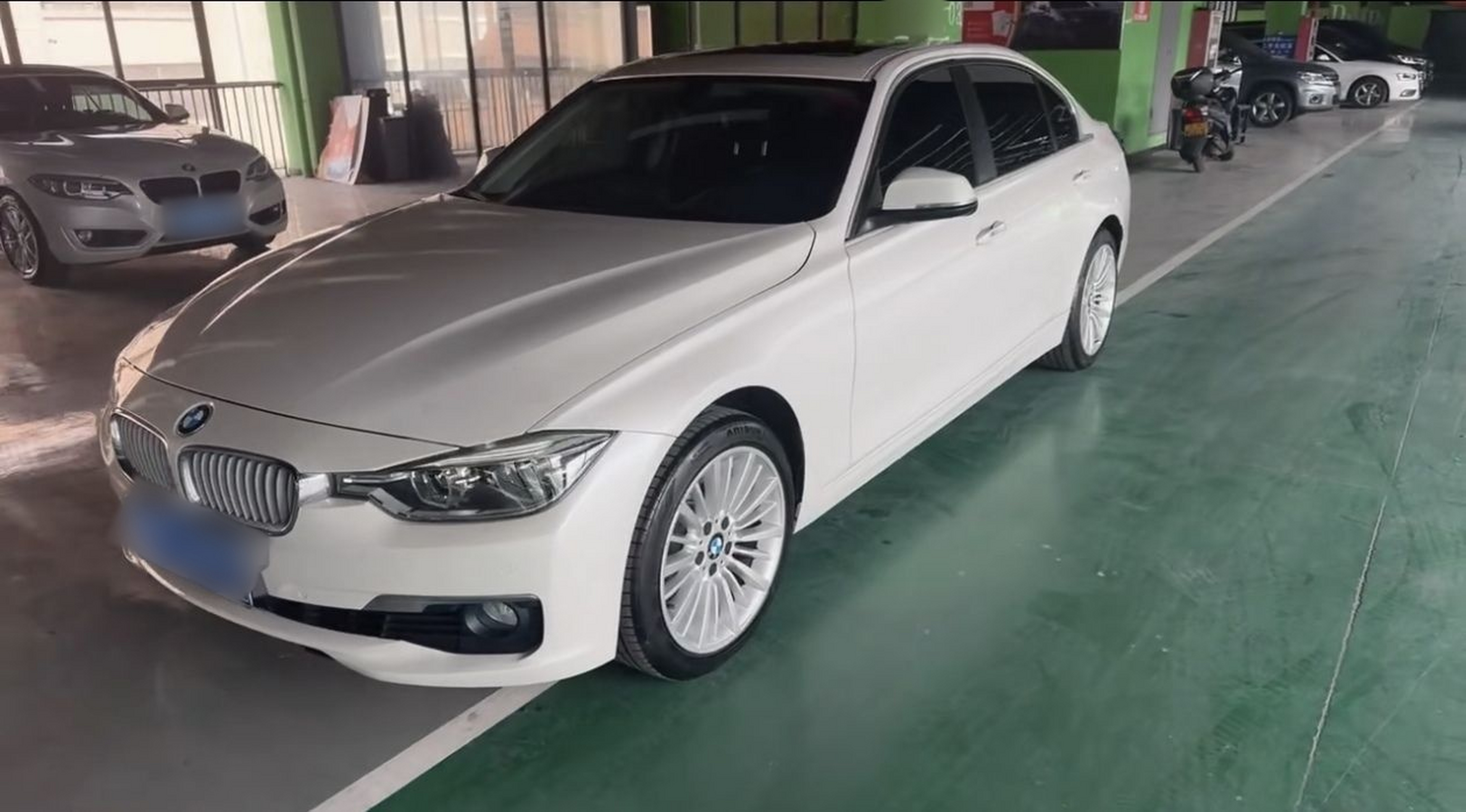 Под передней частью автомобиля