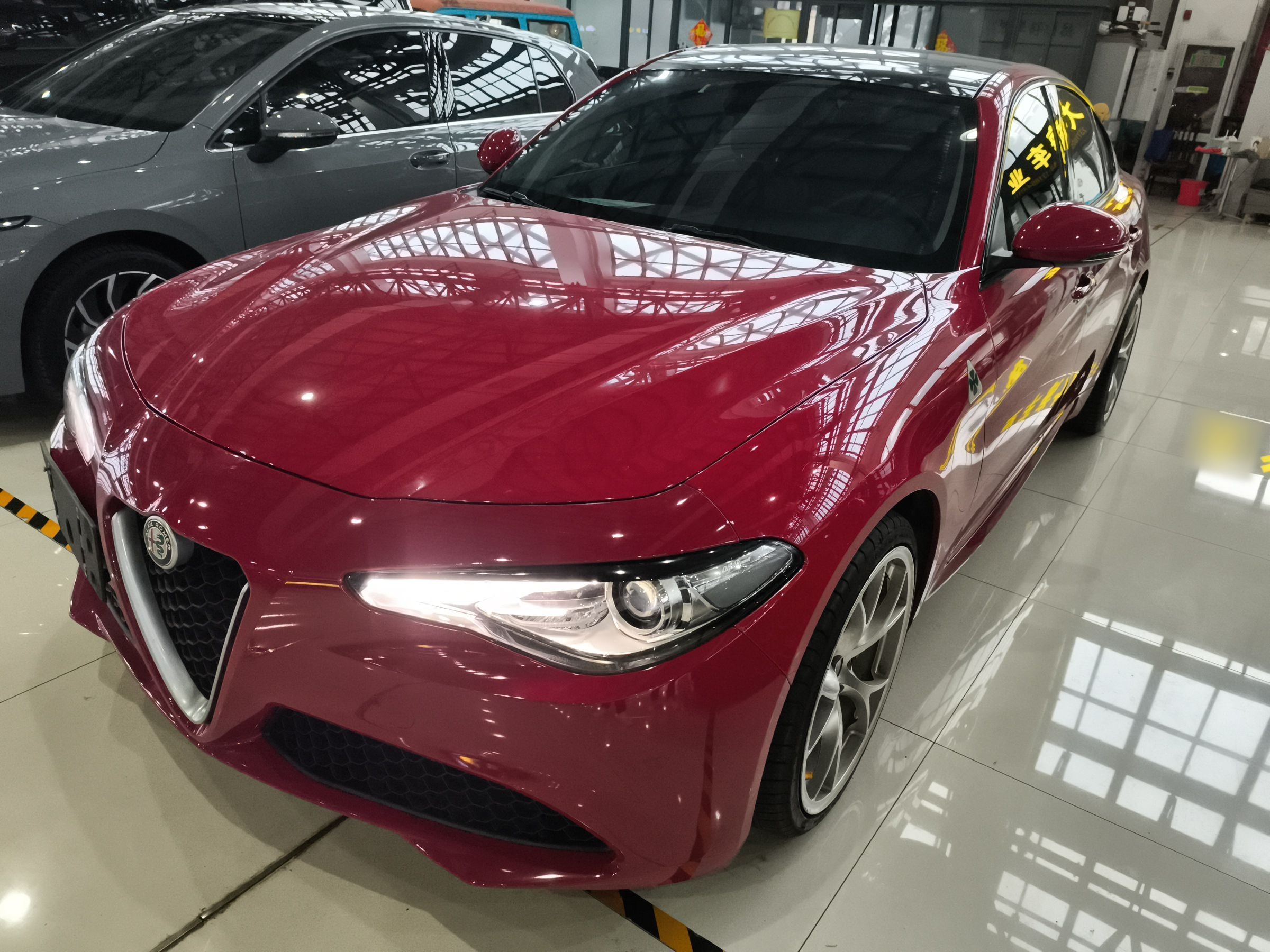 تحت مقدمة السيارة