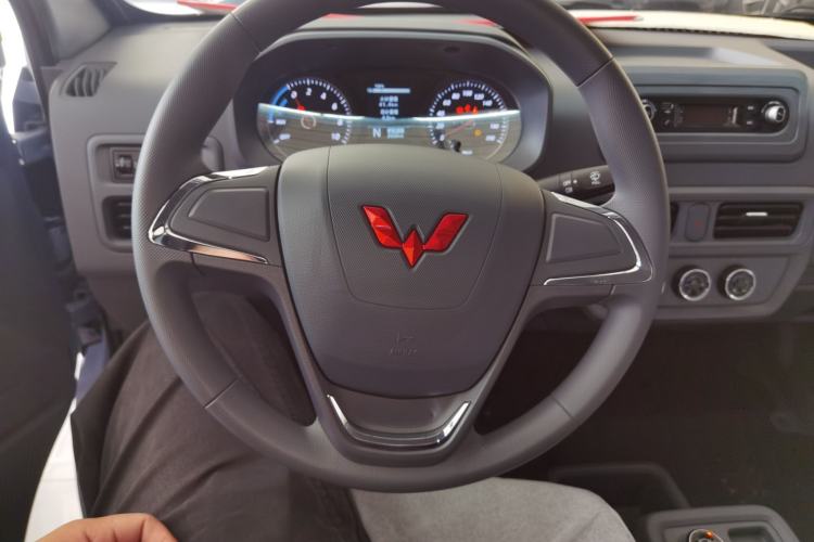 Used Wuling Yangguang 2024 300KM Comfort Version Passenger Van 75kW