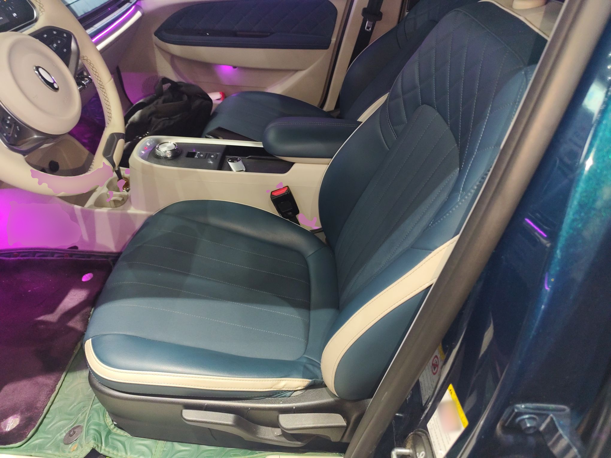 Переднее сиденье в автомобиле