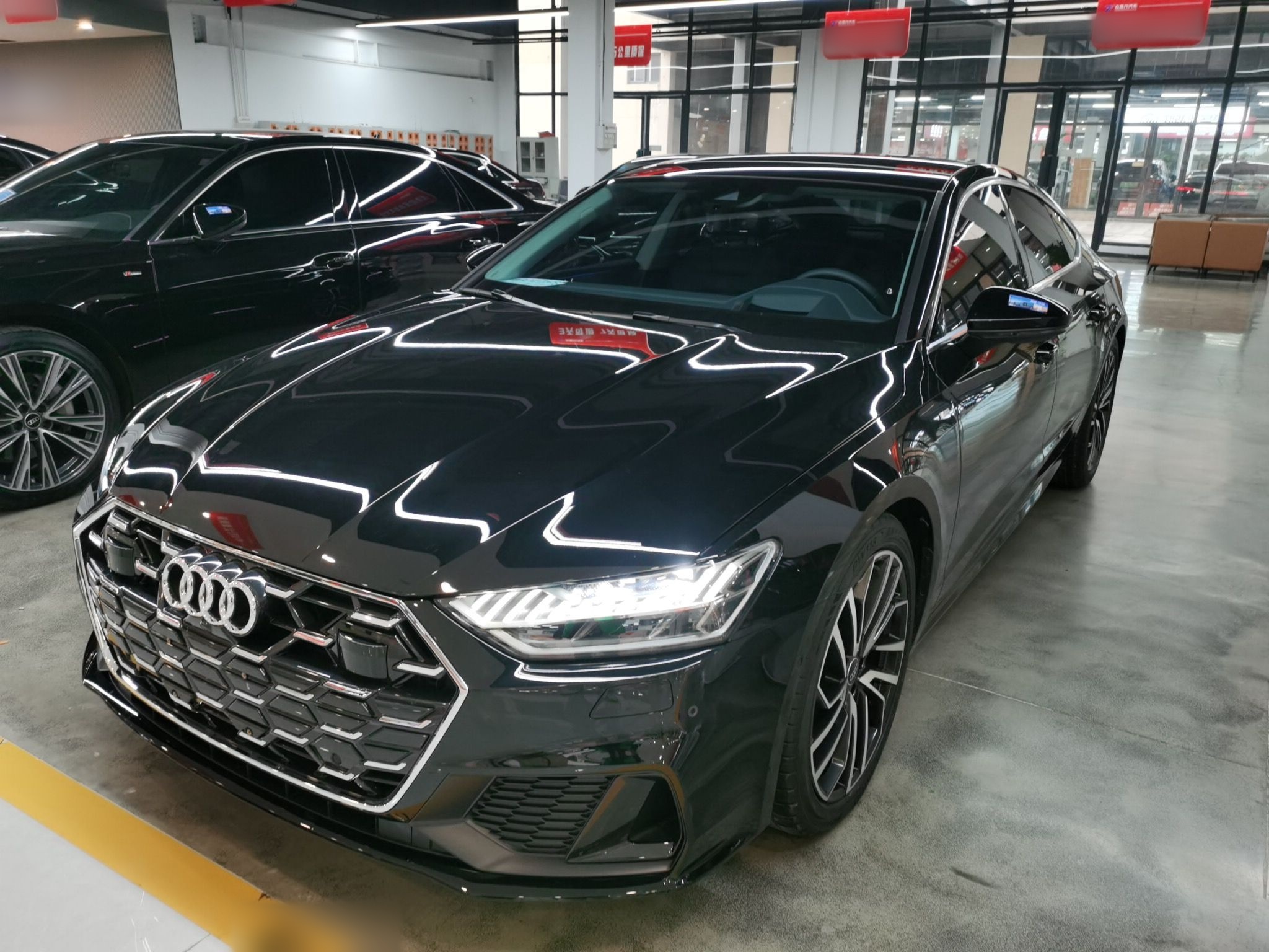 تحت مقدمة السيارة