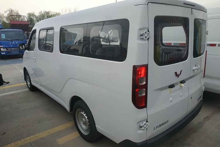 Used Wuling Yangguang 2024 300KM Comfort Version Passenger Van 75kW Exterior 2