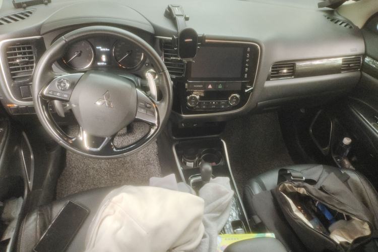 Used Mitsubishi Outlander 2018 2.4L 4x4 Luxury Edition 7-Seater Center Console