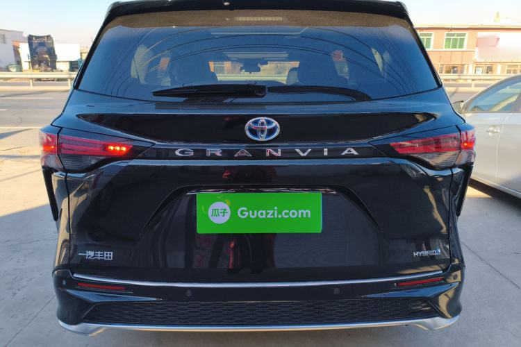 Used Toyota Granvia 2023 2.5L Hybrid Luxury Edition